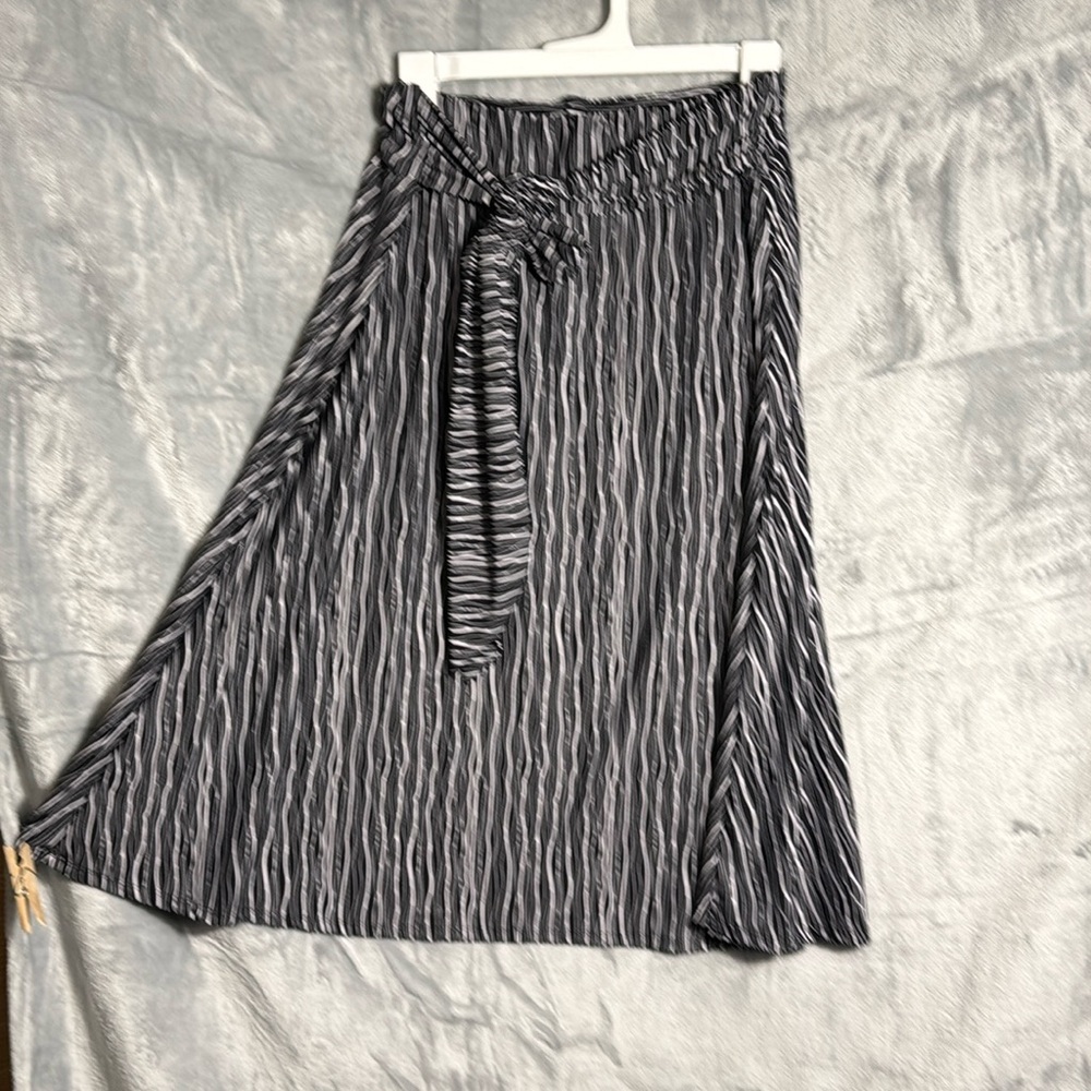 Robert Louis skirt‎ women’s size L midi length flowy nice for spring and summer